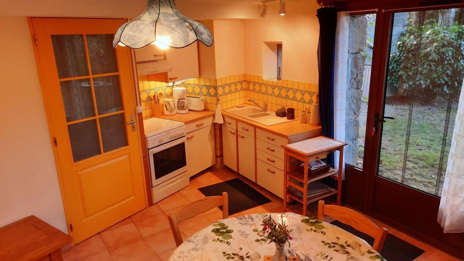 La Petite Maison Dans La Prairie Cassaignes Exterior foto